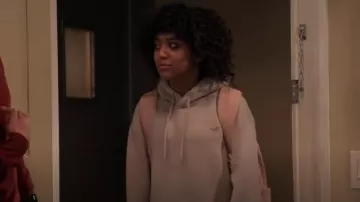 Sudadera con capucha Hollister Relaxed Icon usada por Katie (Kiarra Beasley) como se ve en Extended Family (S01E07)