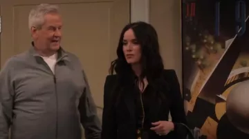 Chaqueta de crepé de hojas de Alexander McQueen usada por Julia Mariano (Abigail Spencer) como se ve en Familia extendida (S01E07)