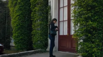 French Connection UK Layla Box Quilt Bucket Bag usado por Sam (Nimmi Harasgama) como se ve en Finders Keepers (S01E04)