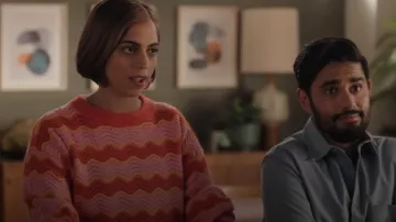 Pull en tricot Vero Moda avec des rayures en zigzag en rouge et rose porté par Camille Pham (Rakhee Morzaria) comme on le voit dans Run the Burbs (S03E05)