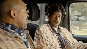 Chaqueta blanca y vaquera Gucci Monogram usada por Jaycen (Snoop Dogg) en The Underdoggs