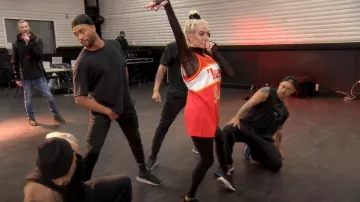 Gilet rouge et jaune Mitchell & Ness porté par Erika Jayne comme on le voit dans The Real Housewives of Beverly Hills (S13E15)