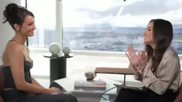 Top corsé de pino Bec + Bridge en raya diplomática color carbón usado por Kristin Juszczyk como se ve en Today el 8 de febrero de 2024