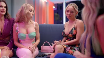 Jacquemus Logo-Plaque Tote Bag porté par Lisa Hochstein comme on le voit dans The Real Housewives of Miami (S06E15)