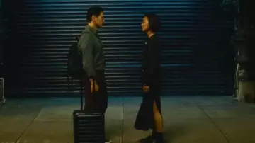 La robe noire fendue portée par Nora (Greta Lee) dans le film Past Lives - Nos vies d’avant