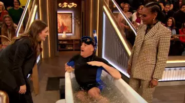 Chaqueta de mezcla de lana de sarga cruzada de Tory Burch usada por Tabitha Brown como se vio en The Drew Barrymore Show el 7 de febrero de 2024