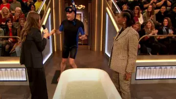 Pantalones de playa estampados de Tory Burch usados por Tabitha Brown como se ve en The Drew Barrymore Show el 7 de febrero de 2024