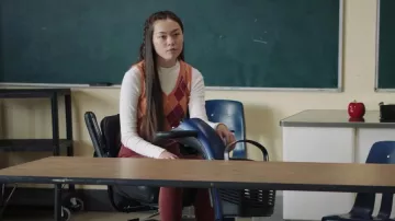 Gilet Forever 21 Argyle porté par Denise (Alexa Loo) dans Chad (S02E01)