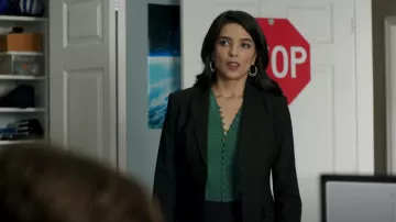 Blusa Joie Shariana usada por Naz (Saba Homayoon) como se ve en Chad (S02E02)