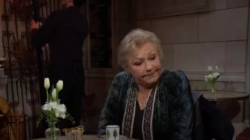 Johnny Was Natalia Kimono de seda usado por Traci Abbott (Beth Maitland) como se ve en The Young and the Restless el 5 de febrero de 2024