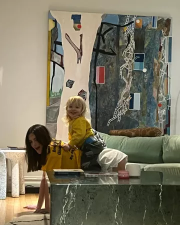 Marché aux puces de plantes de cactus Écoutez le T-shirt Sade porté par Emily Ratajkowski sur son post Instagram le 9 février 2024