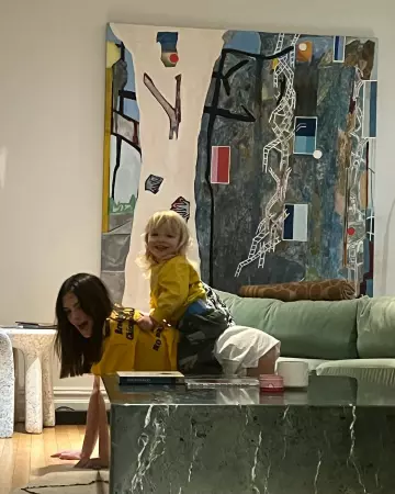 Marché aux puces de plantes de cactus Écoutez le T-shirt Sade porté par Emily Ratajkowski sur son post Instagram le 9 février 2024