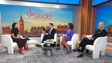 Escarpin à bride arrière Reformation Noreen porté par Camila Mendes tel qu’on le voit dans CBS Mornings le 6 février 2024