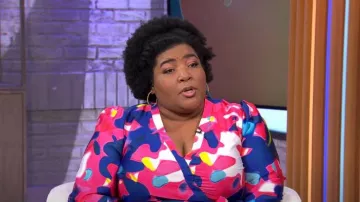 Robe longue imprimée Eloquii en Kaledoscop Blur portée par Dulcé Sloan comme on le voit dans CBS Mornings le 6 février 2024