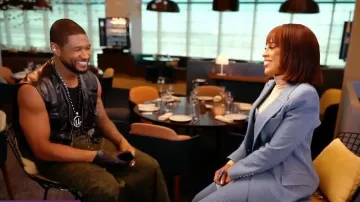 Sergio Hudson Denim Pantalon évasé à taille haute porté par Gayle King tel qu’on le voit dans CBS Mornings le 9 février 2024