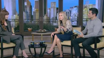 Chemise en sergé de soie imprimée Chloé portée par Kelly Ripa comme on le voit dans LIVE with Kelly and Mark le 7 février 2024