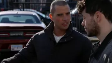 Marmot Mens Bedford Jacket porté par Dante Torres (Benjamin Levy Aguilar) comme on le voit dans Chicago P.D. (S11E04)