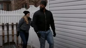 Veste Nini d’extérieur portée par Hailey Upton (Tracy Spiridakos) comme on le voit dans Chicago P.D. (S11E04)