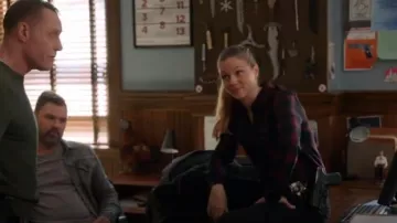 Rails Hunter Top porté par Hailey Upton (Tracy Spiridakos) dans Chicago P.D. (S11E04)