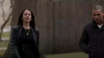 Manteau en cuir Lamarque porté par Barbara 'Bunny' Fletcher (Markie Post) tel qu’on le voit dans Chicago P.D. (S11E04)