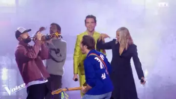 The blue jacket with white patterns on the back Vrai worn by Vianney on The Voice on February 10, 2024
