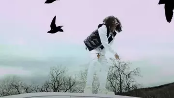 Lunettes de soleil blanches Louis Vuitton '1.1 Millionaires' portées par DD Osama dans le clip de YEH