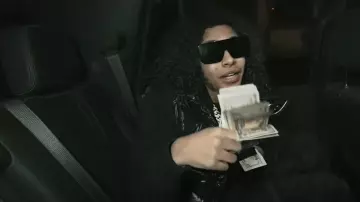 Sweat à capuche noir à logo décalé Amiri porté par DD Osama dans le clip de YEH