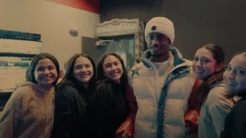 Gorro de cinta con logotipo de ganchillo blanco de Moncler usado por Lil Tjay en Trauma with Fivio Foreign (Video oficial)