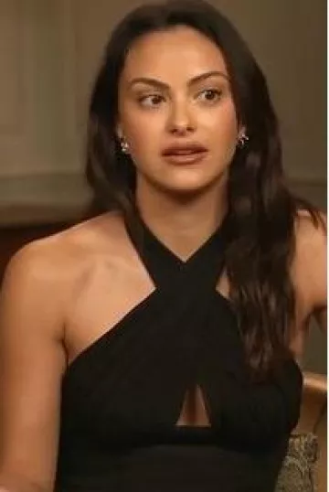 Haut dos nu en soie Tae Park porté par Camila Mendes pour Enhanced Press Interview vidéo