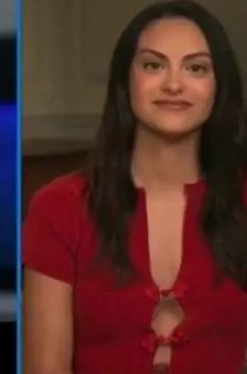 Avec Jean Ruby Top porté par Camila Mendes pour une interview de presse améliorée le 8 février 2024