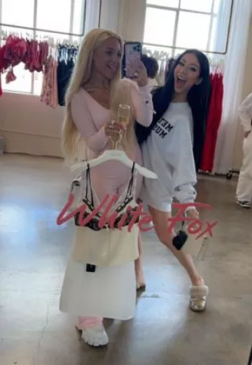 Mocasines de cuero cepillado monolíticos de Prada usados por Gabi DeMartino en su historia de Instagram el 8 de febrero de 2024