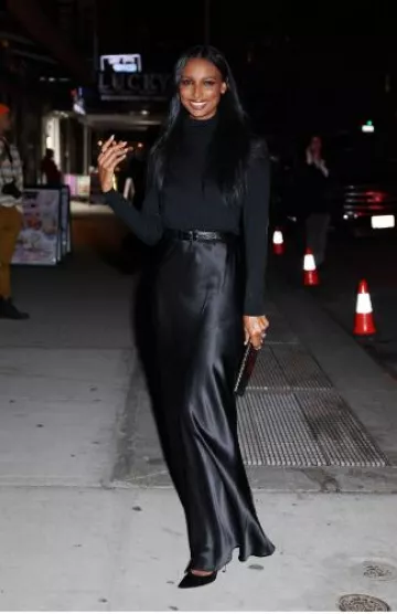 Veronica Beard Medina Falda Charmeuse de seda elástica usada por Jasmine Tookes en Ysl Beauty Candy Shoppe el 8 de febrero de 2024