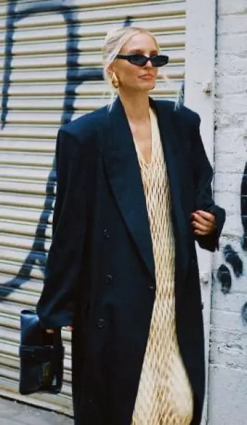 Abrigo cruzado de Proenza Schouler London usado por Leonie Hanne en el desfile de Proenza Schouler el 10 de febrero de 2024