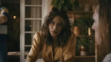 Ronny Kobo Robe portefeuille léopard en soie portée par Griselda Blanco (Sofía Vergara) vue dans Griselda (S01E03)