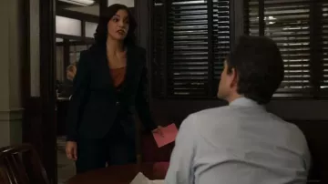 Veronica Beard Tyra Dickey Chaqueta usada por Samantha Maroun (Odelya Halevi) como se ve en Law & Order (T23E04)