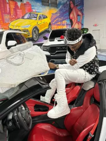Le jean blanc Amiri 'MX1' porté par Real Boston Richey sur le compte Instagram @realbostonrichey