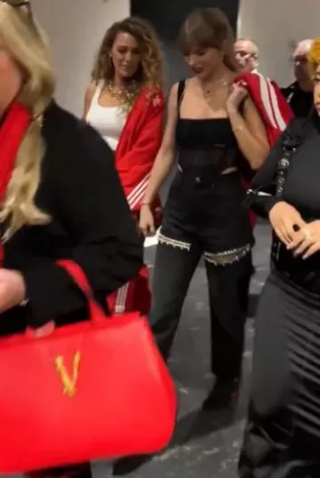 Wear by Erin Andrews Red Kansas City Chiefs Bomber Full Zip Jacket worn by Taylor Swift in Super Bowl Kansas City Chiefs Vs San Francisco 49Ers on February 11, 2024