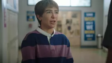 Camiseta de rugby con cuello de abuelo Boden usada por Chad (Nasim Pedrad) como se ve en Chad (S02E04)