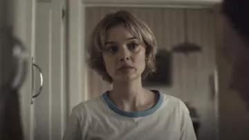 American Eagle Casual Tomboy Ringer Tee in White worn by Mandy Bond (Bella Heathcote) as seen in Scrublands (S01E01)