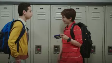 Polo Nautica Rayas Rojas Manga Corta Hombre L usado por Chad (Nasim Pedrad) como se ve en Chad (S02E04)