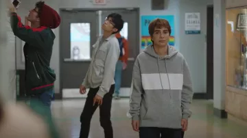 Sudadera con capucha H&M Light Gray Melange/White usada por Chad (Nasim Pedrad) como se ve en Chad (S02E06)