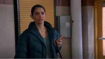 Doudoune à capuche LL Bean Popham portée par Stella Kidd (Miranda Rae Mayo) dans Chicago Fire (S12E04)