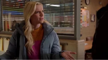 Suéter de A.L.C. Robertson usado por Sylvie Brett (Kara Killmer) como se ve en Chicago Fire (T12E04)