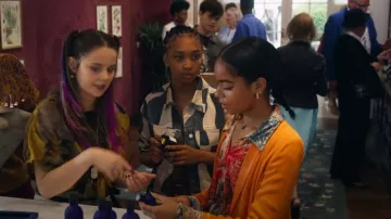 Veste en jean rayée NA-KD portée par Lola (Gomolémo Tsagaé) comme on le voit dans Spellbound (S01E19)