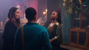 Body en velours vert Zara porté par Lola (Gomolémo Tsagaé) dans Spellbound (S01E20)