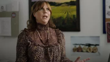 French Connection Tiered Mini Dress In Chocolate Ditsy usado por Lunch Lady (Becky Braunstein) como se ve en Chad (S02E07)