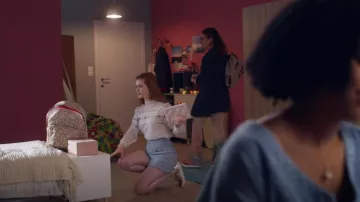 Short en tweed Sandro Cyril porté par Mia Banks (Abigail O’Regan) dans Spellbound (S01E21)