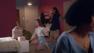 Short en tweed Sandro Cyril porté par Mia Banks (Abigail O’Regan) dans Spellbound (S01E21)