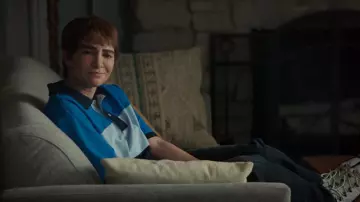 Camiseta de polo azul de Lands End usada por Chad (Nasim Pedrad) como se ve en Chad (S02E07)