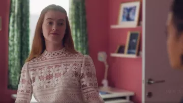 Top en dentelle à col montant Maje Loropi porté par Mia Banks (Abigail O’Regan) dans Spellbound (S01E21)